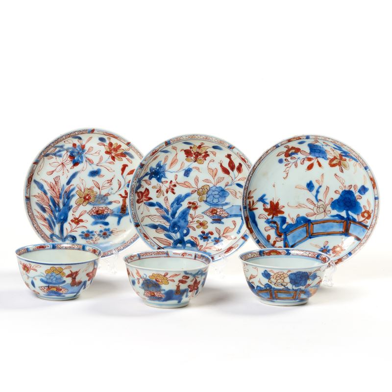 Tre tazzine con piattini in porcellana