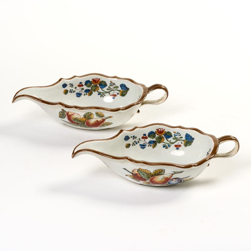 Due salsiere in maiolica policroma