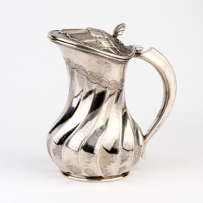 Caraffa con coperchio in argento