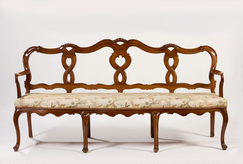 Divano e due sedie in legno di noce