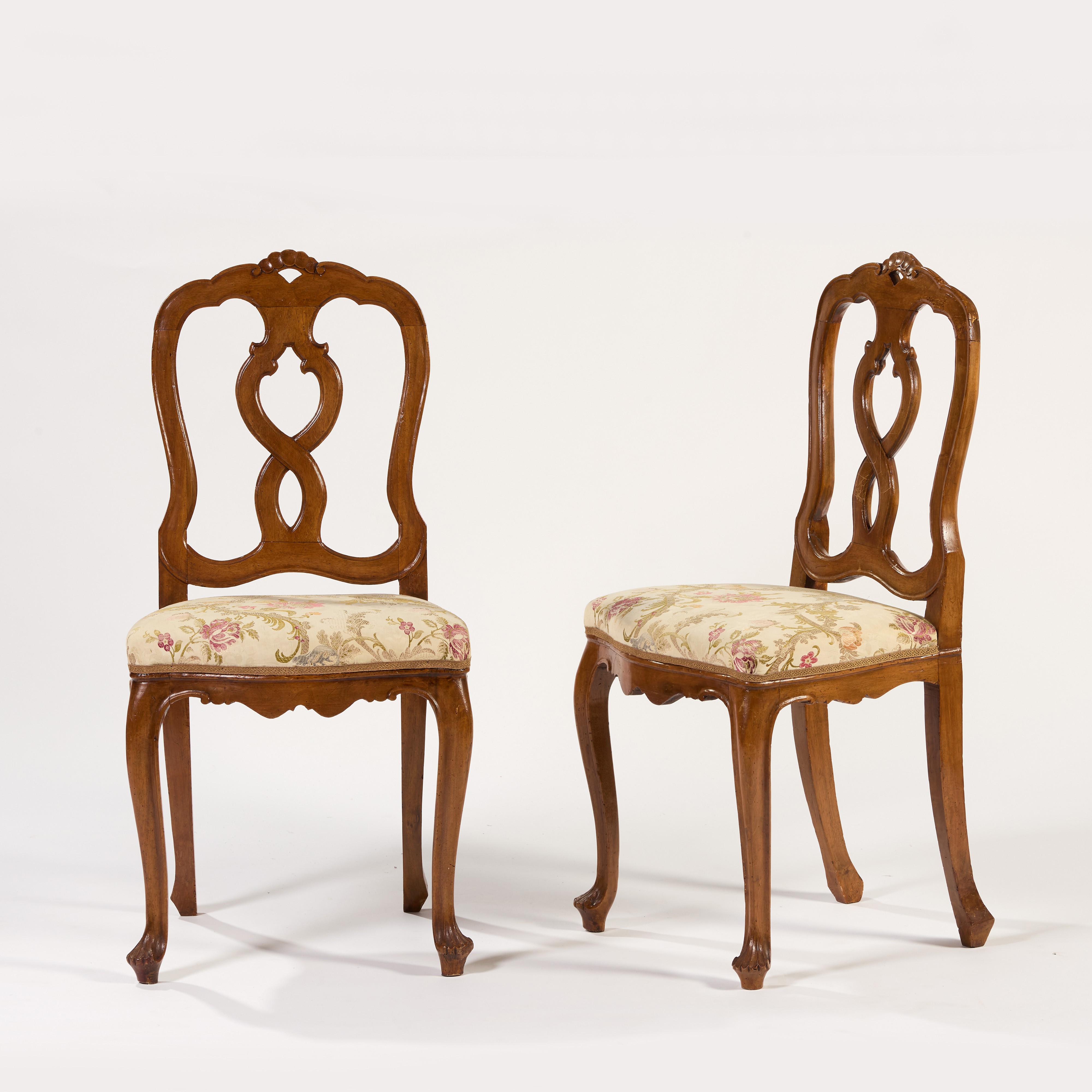 Divano e due sedie in legno di noce