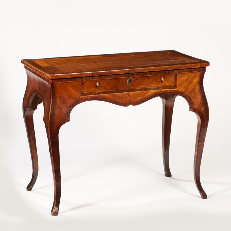 Piccolo scrittoio da centro lastronato e intarsiato in legno di noce, ciliegio, palissandro e mog...