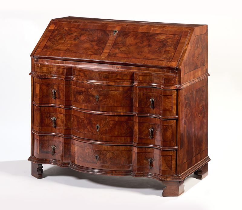 Cassettone a ribalta in legno di noce e radica con filetti in palissandro