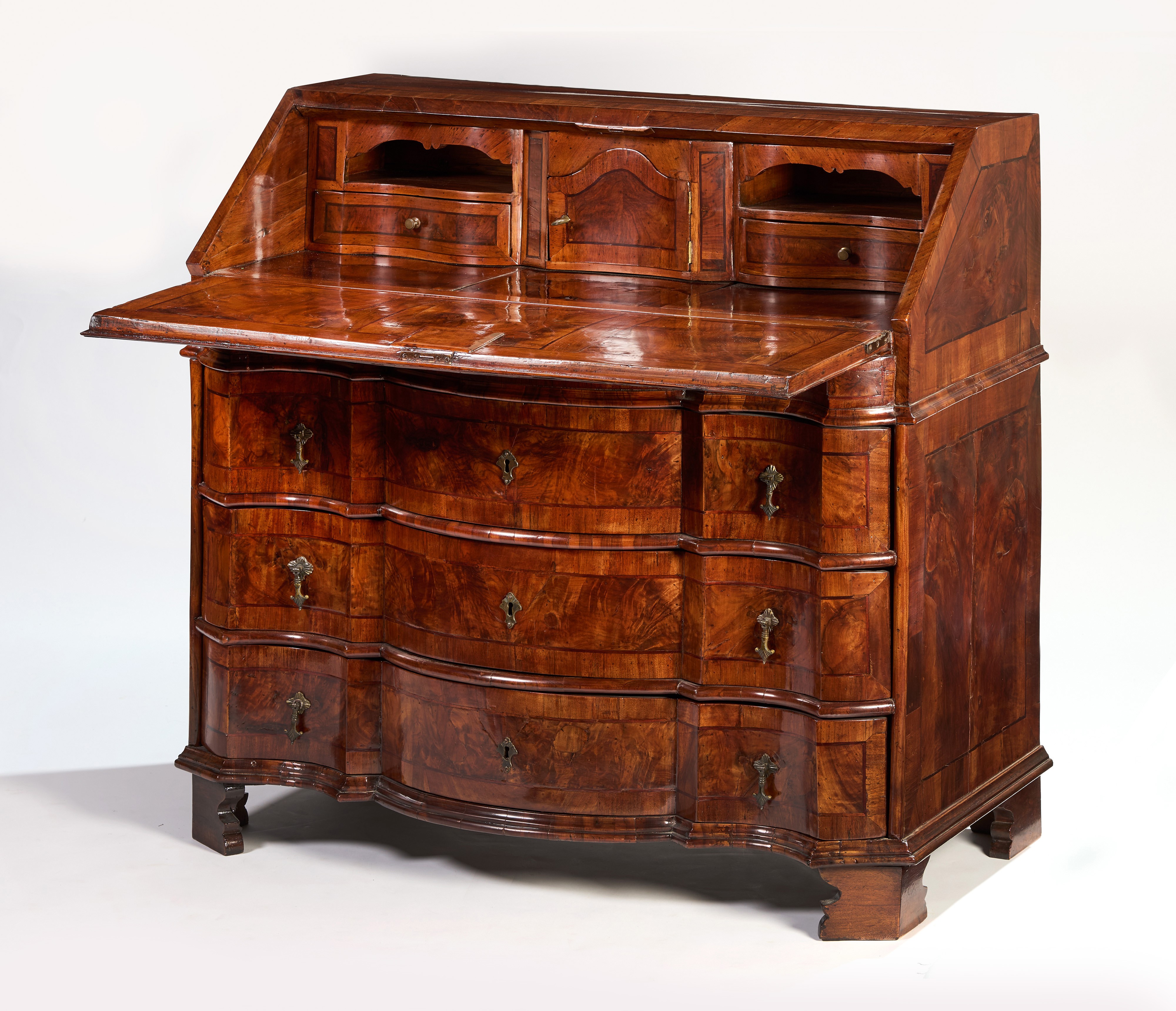 Cassettone a ribalta in legno di noce e radica con filetti in palissandro