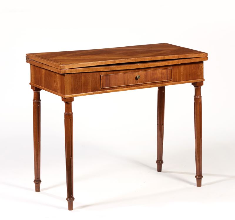 Tavolo con piano ribaltabile in listra di ciliegio e filetti in palissandro