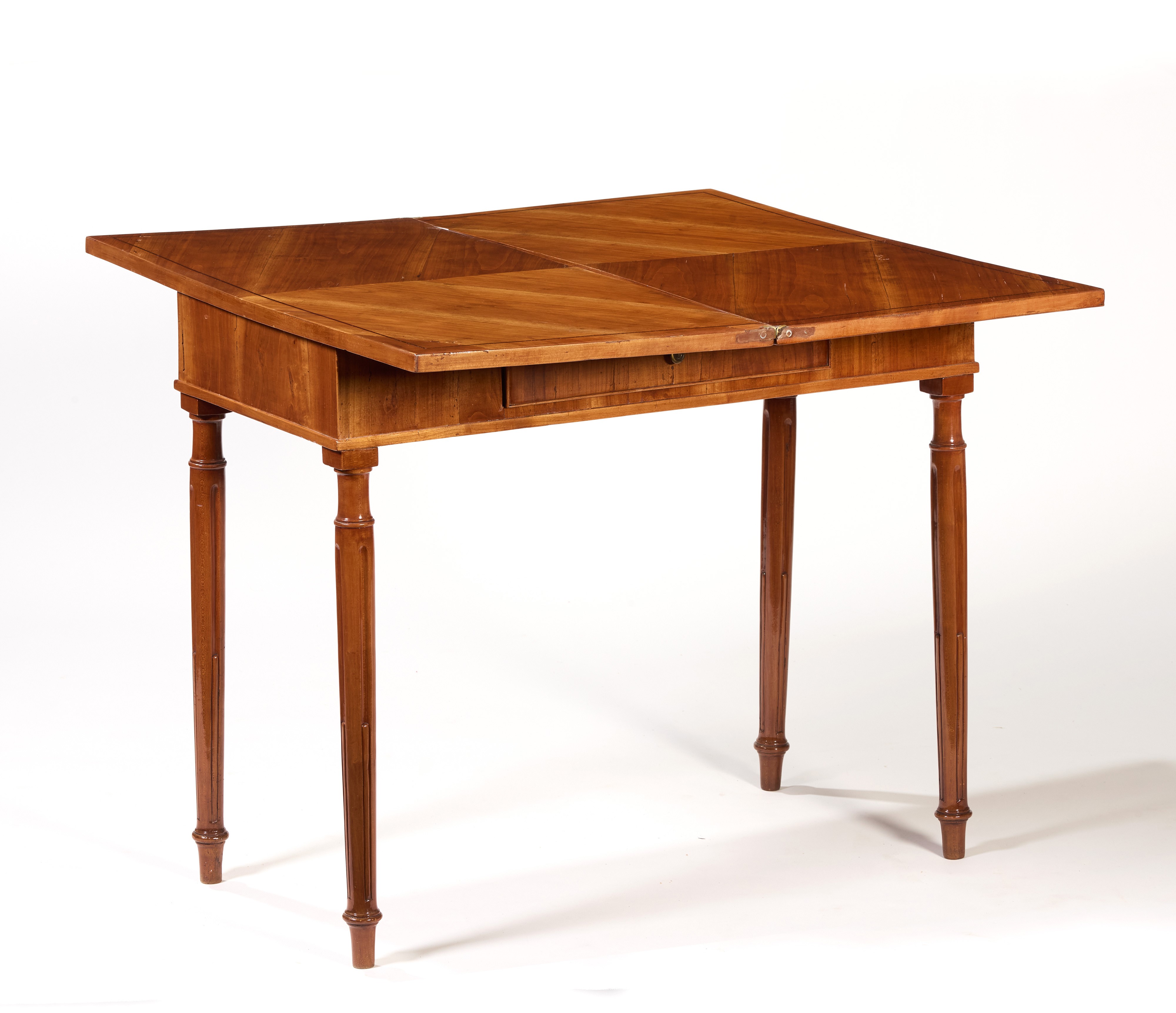 Tavolo con piano ribaltabile in listra di ciliegio e filetti in palissandro