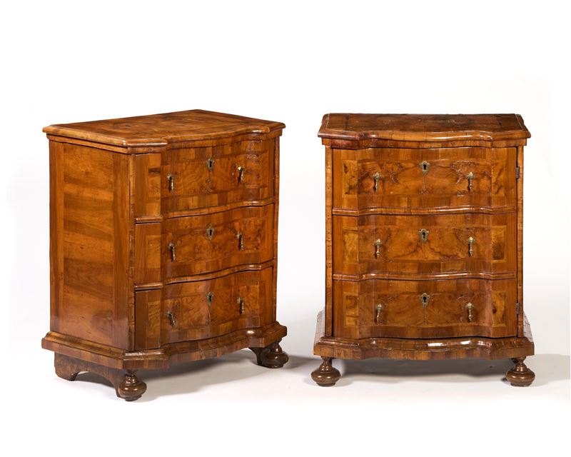 Coppia di comodini lastronati in radica di noce con filettatura