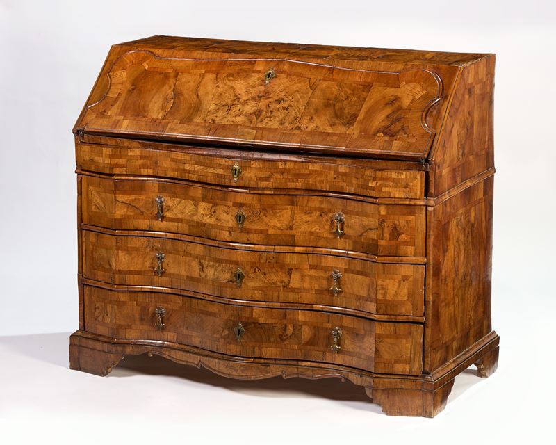 Cassettone a ribalta lastronato in listra e radica di noce con filettatura