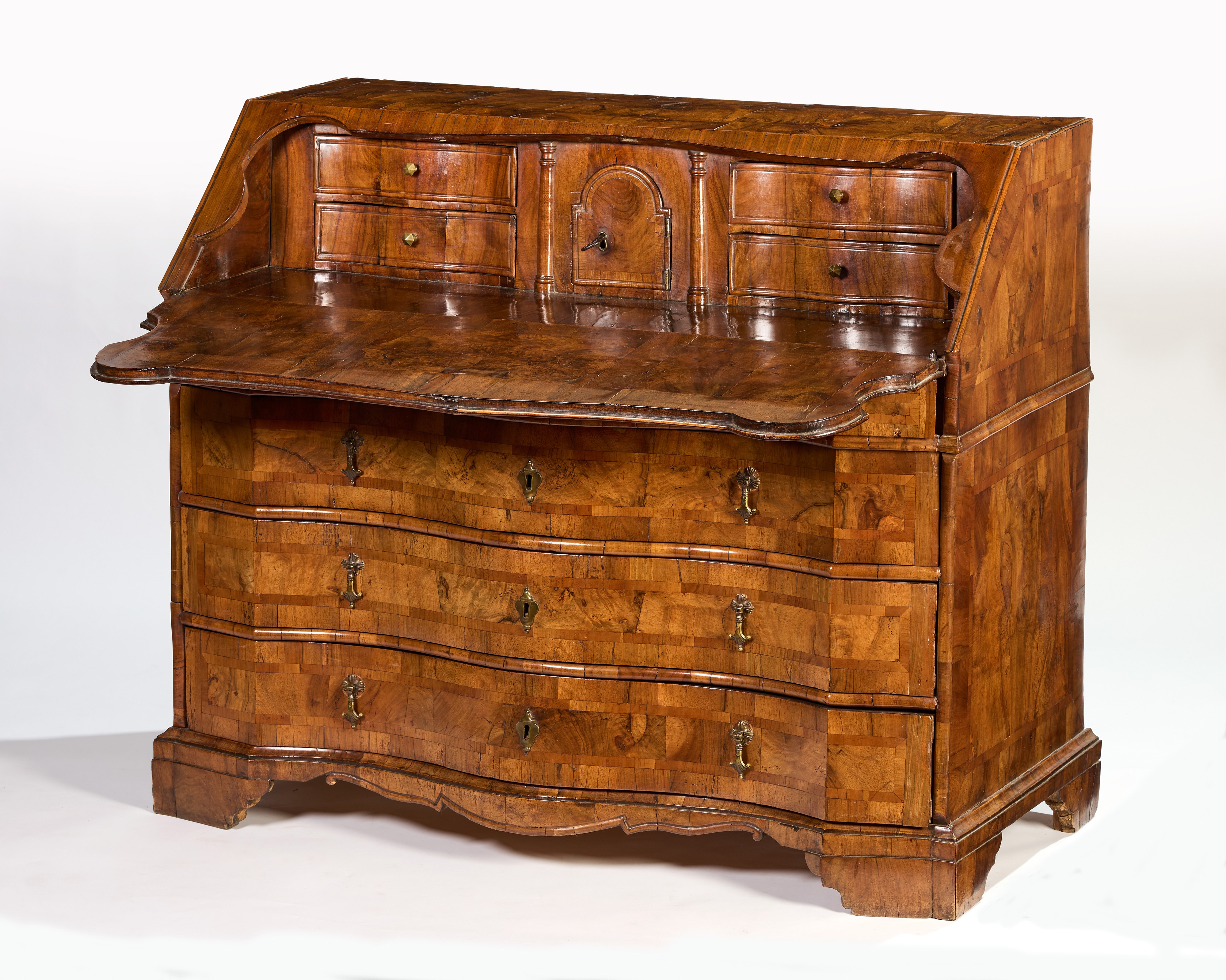 Cassettone a ribalta lastronato in listra e radica di noce con filettatura