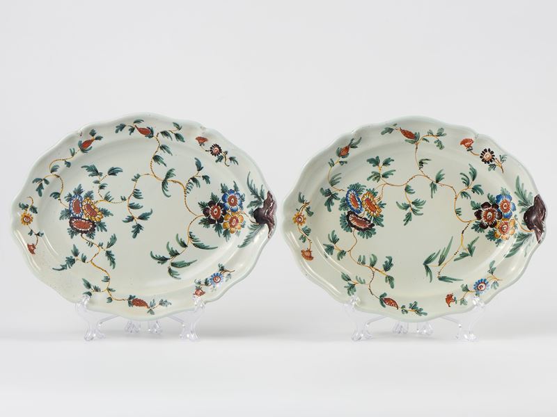 Due piatti ovali in maiolica policroma
