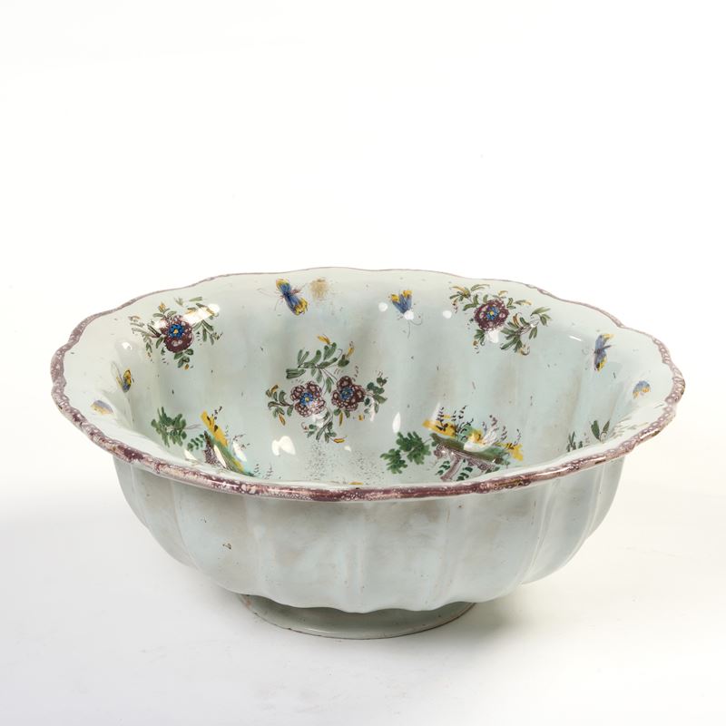 Bacile umbonato in maiolica policroma