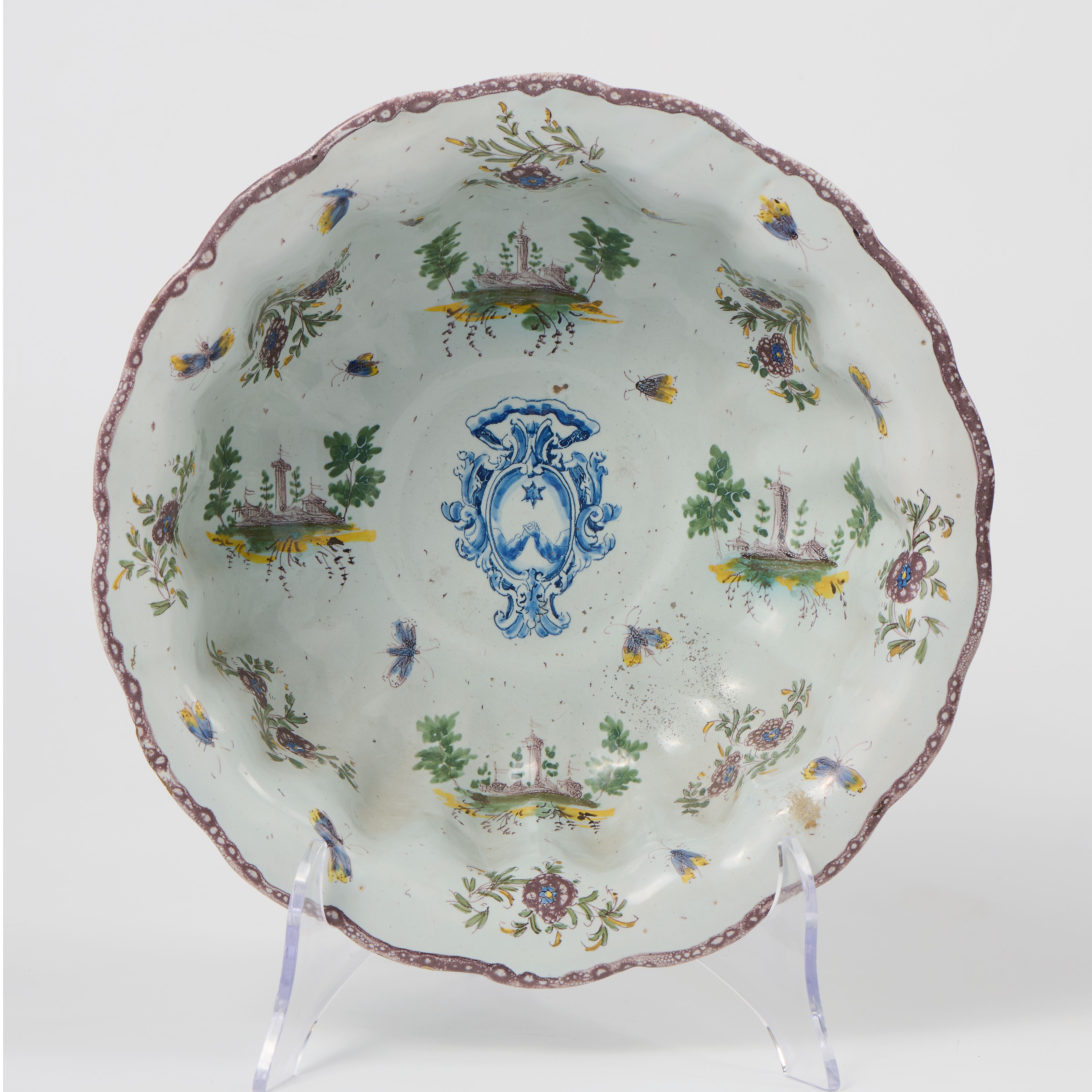 Bacile umbonato in maiolica policroma