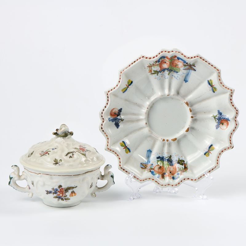 Tazza da puerpera e piatto in maiolica policroma