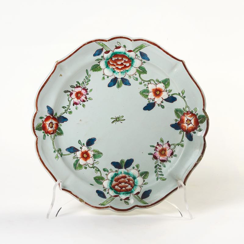 Piatto in maiolica policroma