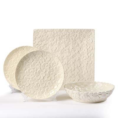 Un Centrotavola, Due Piatti e una Ciotola in Ceramica Bianca