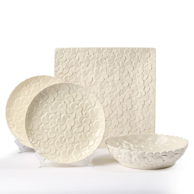 Un Centrotavola, Due Piatti e una Ciotola in Ceramica Bianca