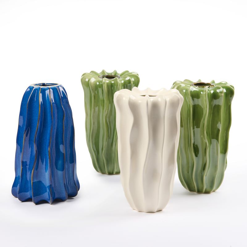 Quattro vasi in ceramica costolata colorata