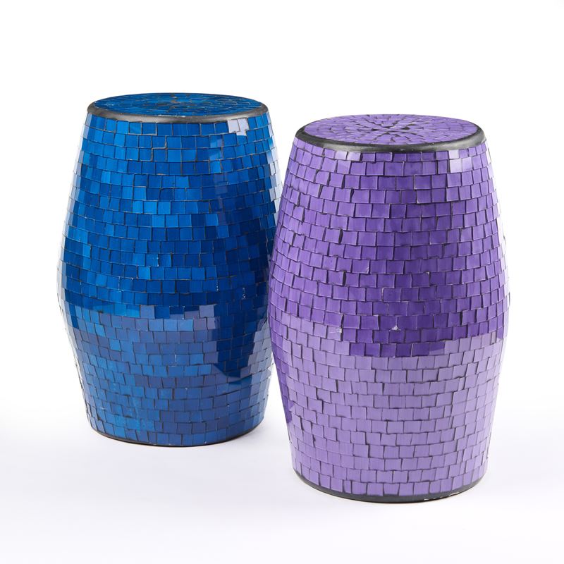 Due sgabelli in ceramica con struttura in metallo rivestiti da mosaico in vetro colorato