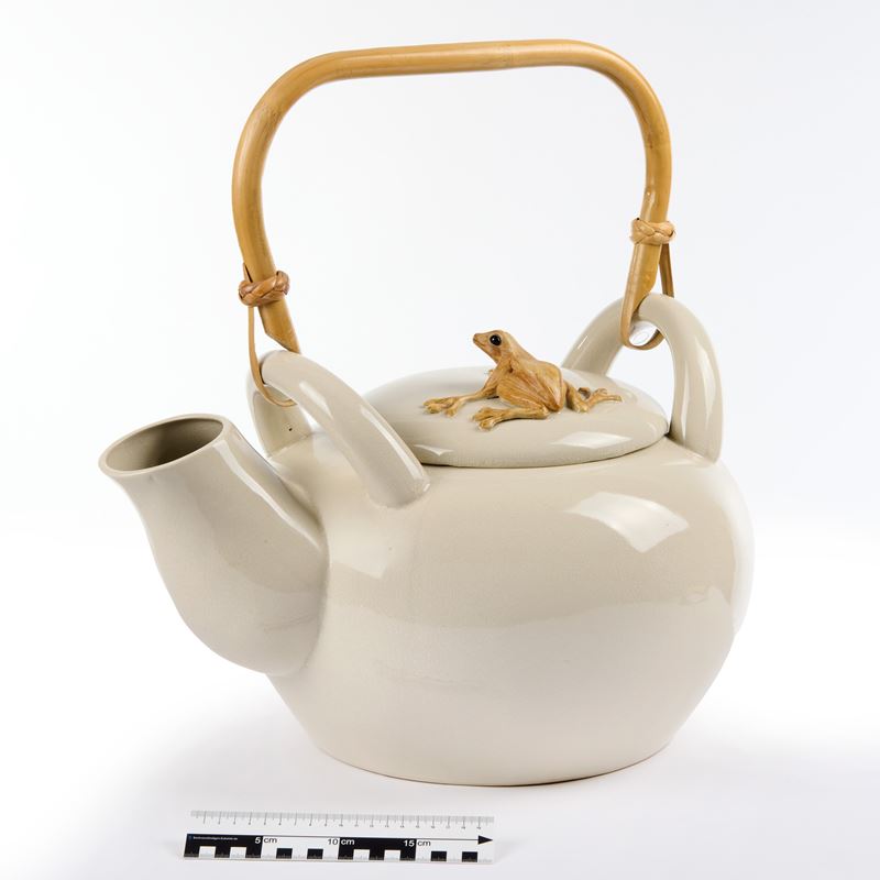Grande Teiera in Ceramica Bianca con Presa del Coperchio a Rana e Manico in Bambù