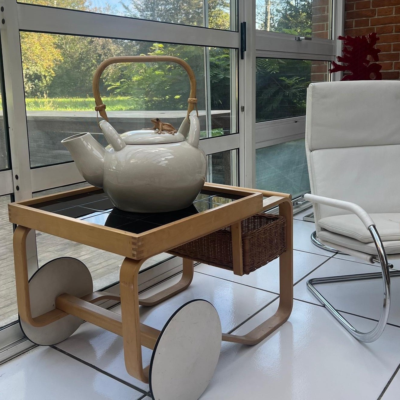 Grande teiera in ceramica bianca con presa del coperchio a rana e manico in bambù