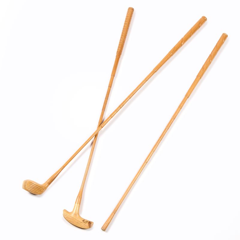 Bini due mazze da golf e una stecca da biliardo in legno