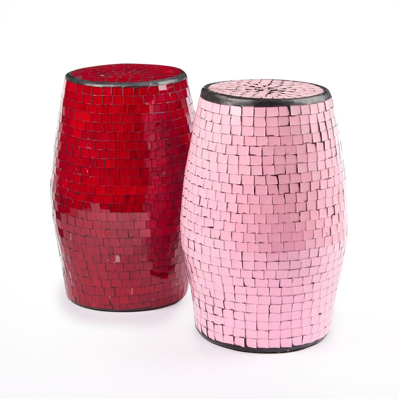 Due sgabelli in ceramica con struttura in metallo rivestiti da mosaico in vetro colorato