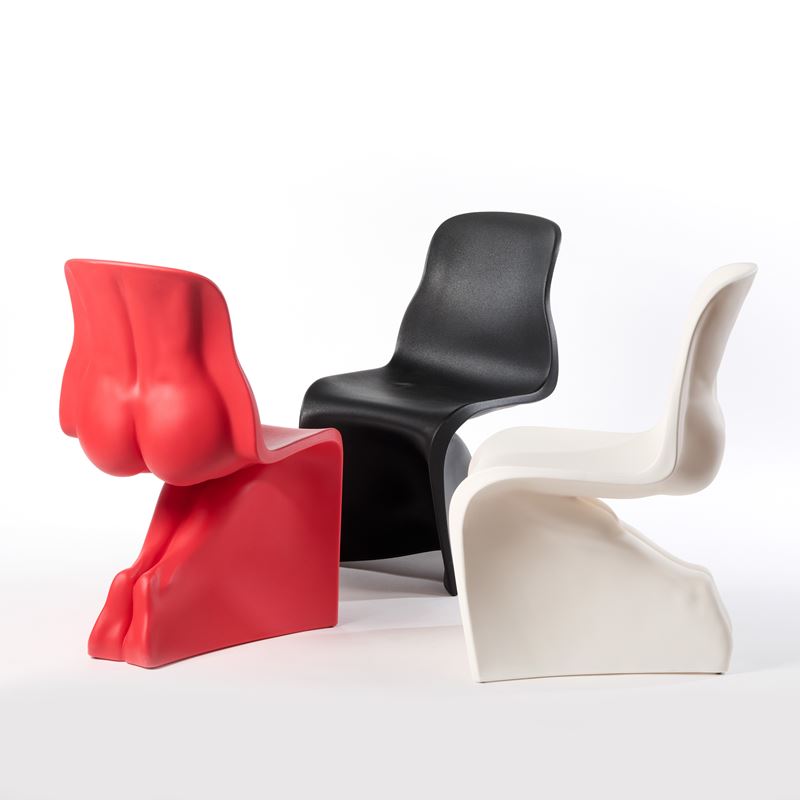 Una sedia "Him" bianca e due sedie "Her” rossa e nera