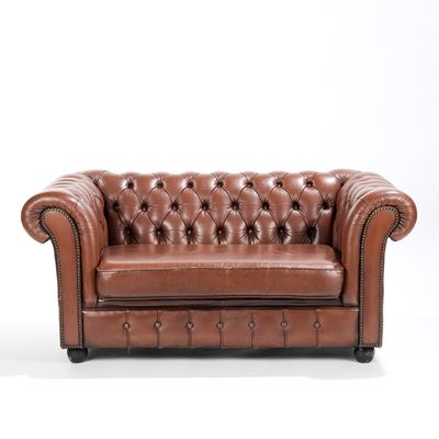 Divano in Stile Chesterfield Imbottito con Rivestimento in Cuoio Capitonné