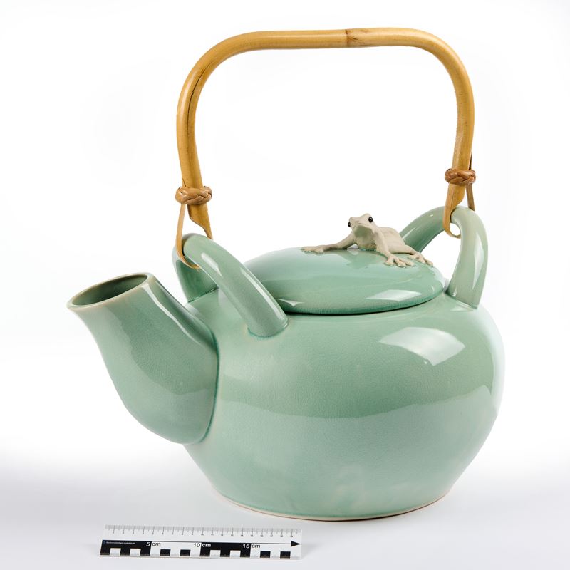 Grande teiera in ceramica verde con presa del coperchio a rana e manico in bambù