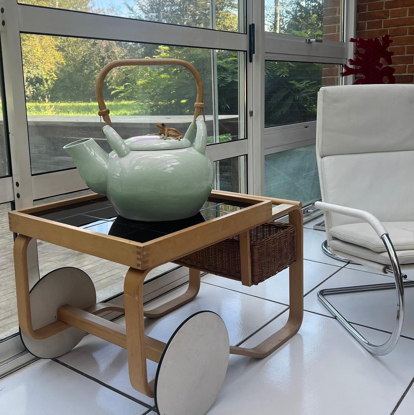 Grande teiera in ceramica verde con presa del coperchio a rana e manico in bambù