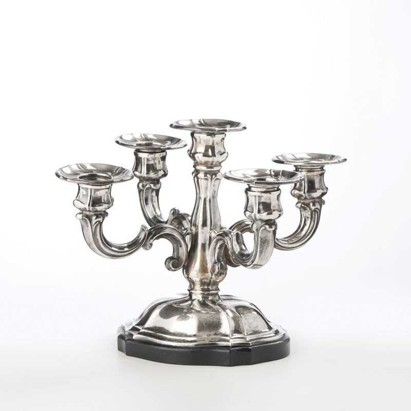 Un candelabro a cinque fiamme in argento