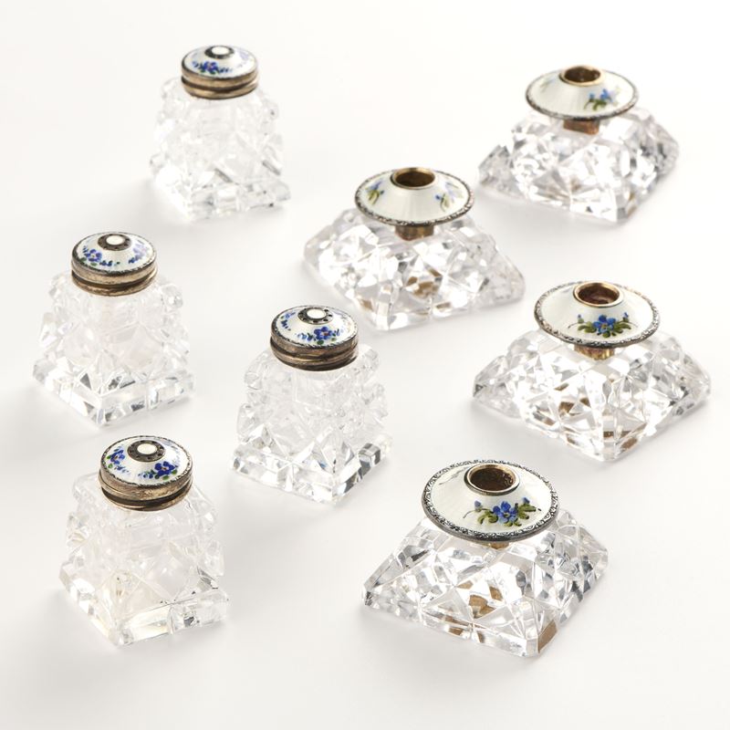 Quattro portacandele e quattro saliere in vetro molato, argento sterling e smalti