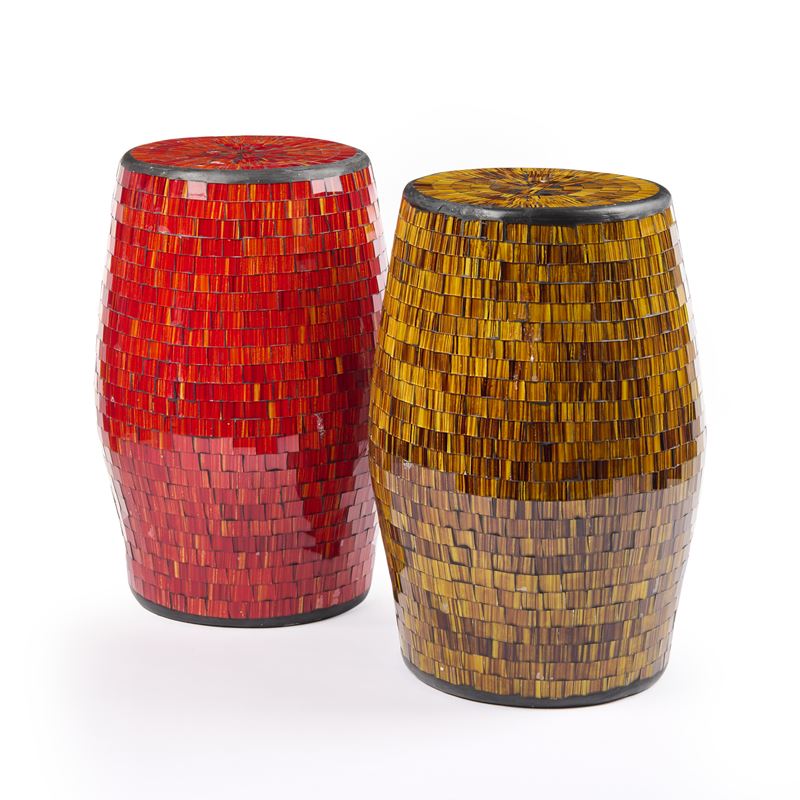 Due sgabelli in ceramica con struttura in metallo rivestiti da mosaico in vetro colorato