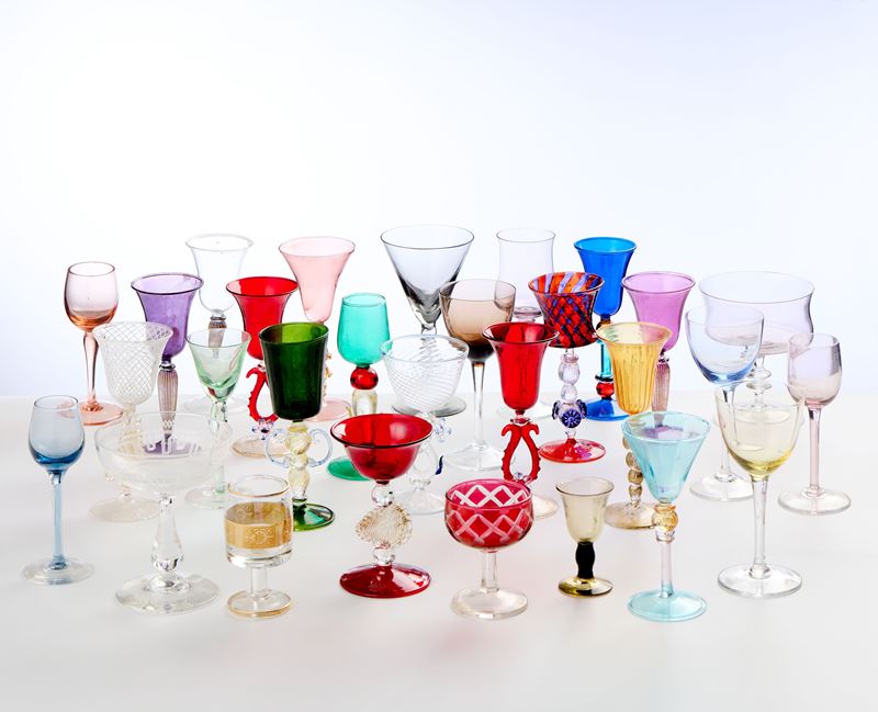 Trentasei bicchieri da collezione in vetro e cristallo