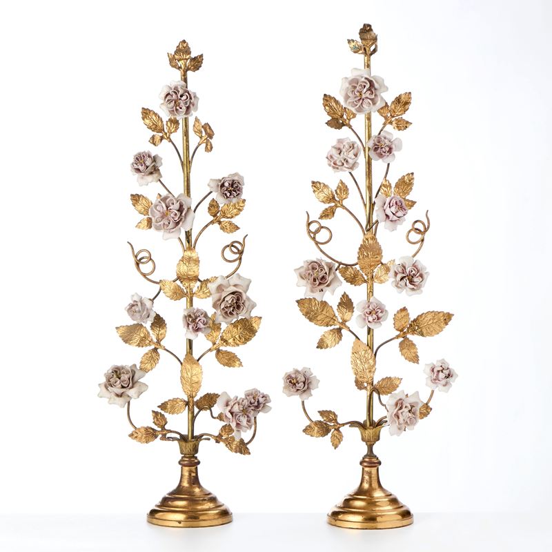 Coppia di Palme da Altare in Metallo Dorato con Fiori in Porcellana