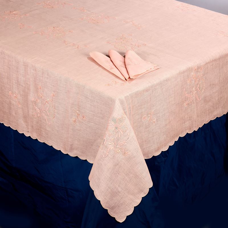 Tovaglia rettangolare e diciotto tovaglioli in bisso di lino rosa