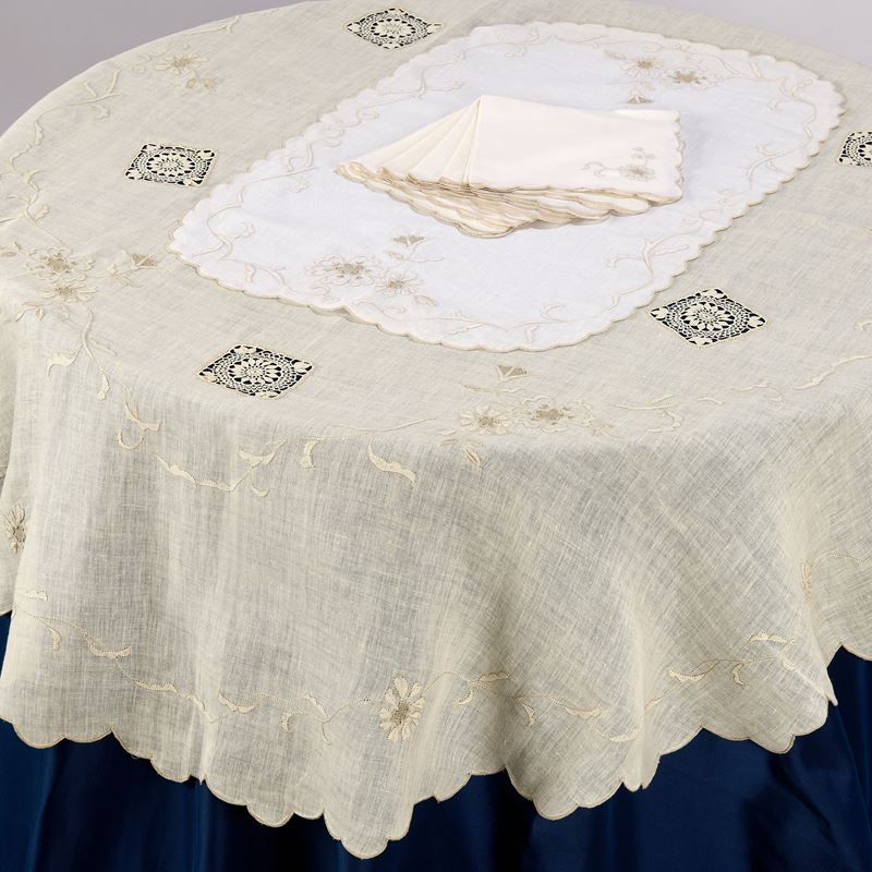 Tovaglia ovale, tovaglietta e sei tovaglioli in bisso di lino écru
