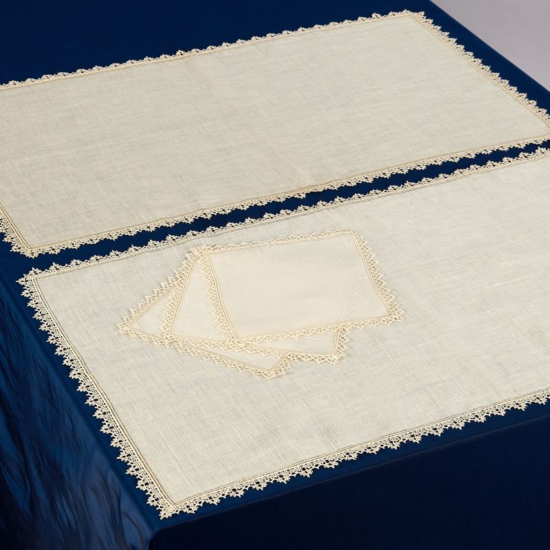 Coppia di tovagliette e sei tovaglioli in bisso di lino écru