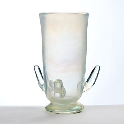 Vetro soffiato luminescente, Grande vaso cilindrico con tre manici alla base