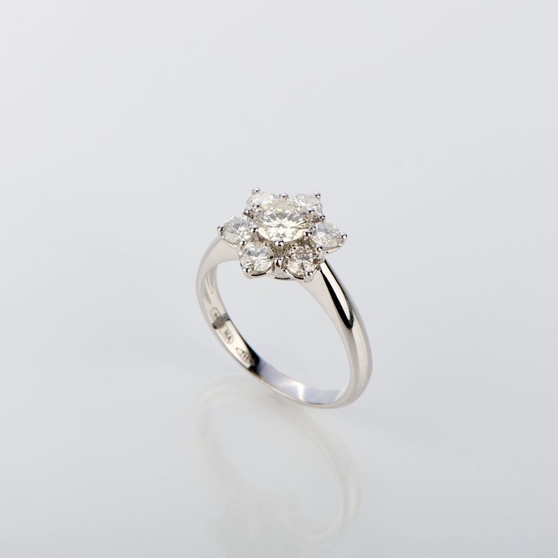 Anello a margherita in oro bianco e diamanti