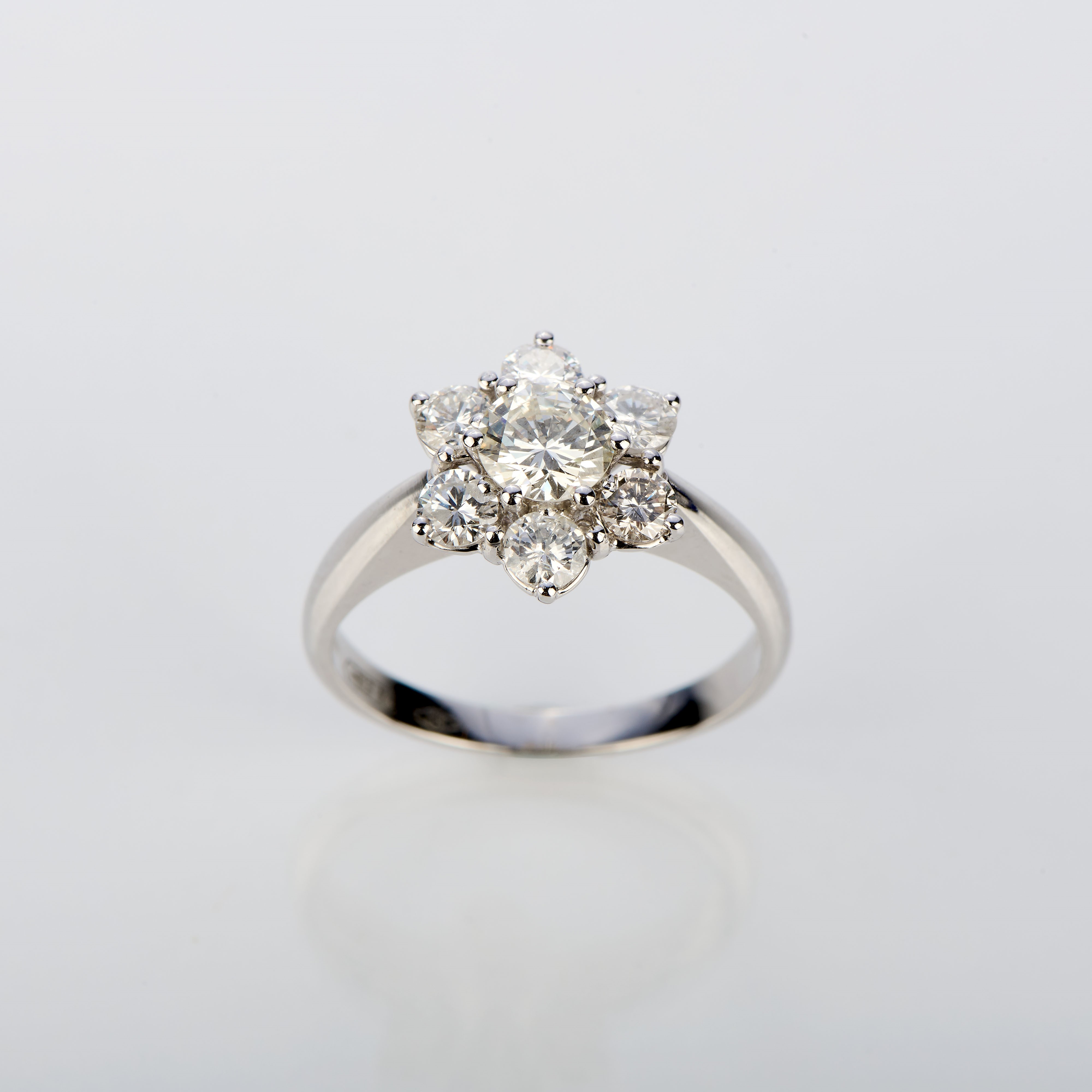 Anello a margherita in oro bianco e diamanti