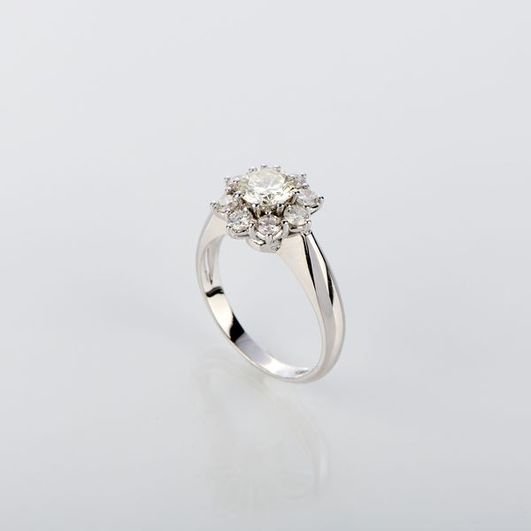 Anello a margherita in oro bianco e diamanti
