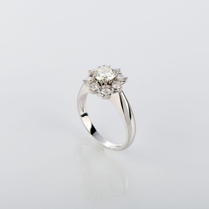 Anello a margherita in oro bianco e diamanti