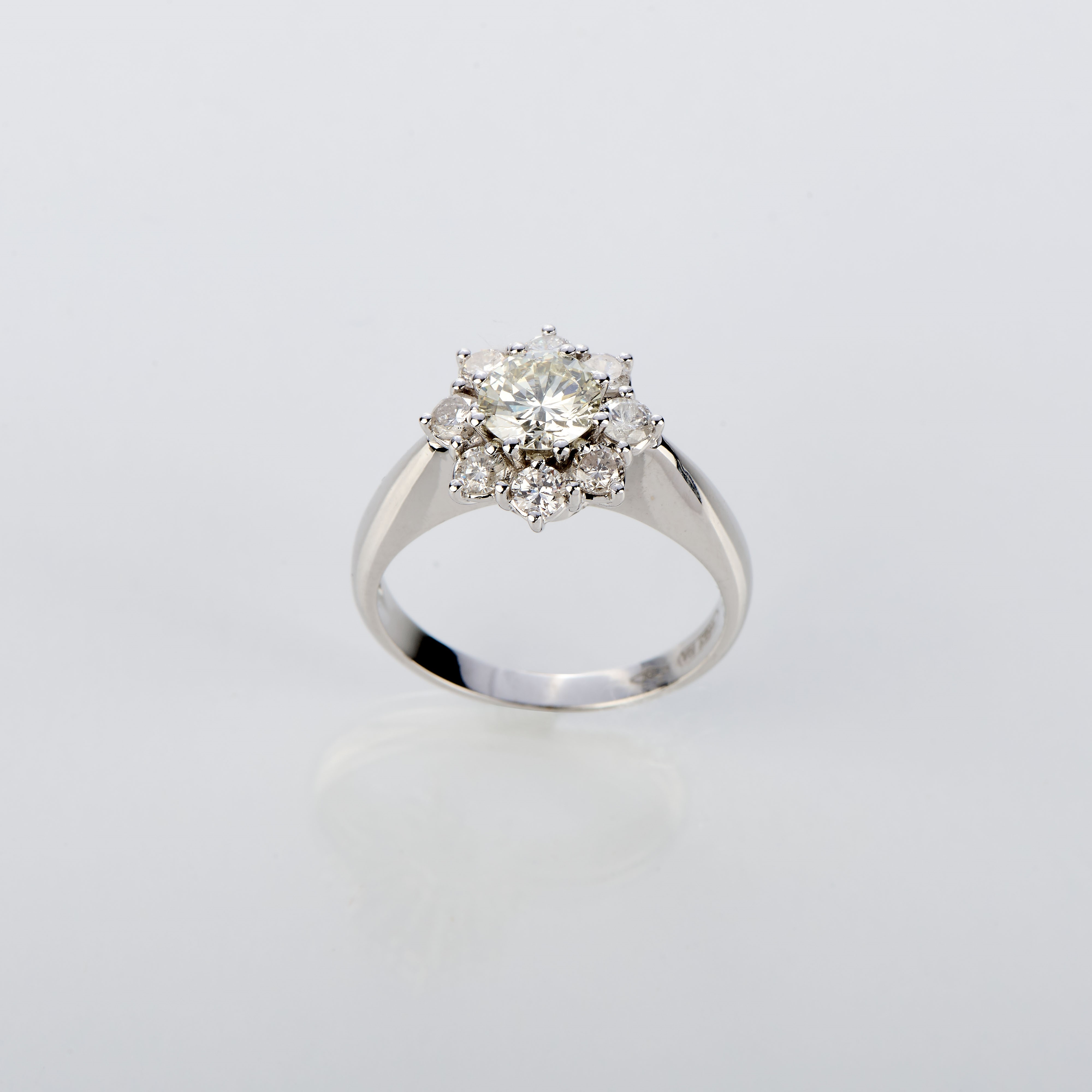 Anello a margherita in oro bianco e diamanti