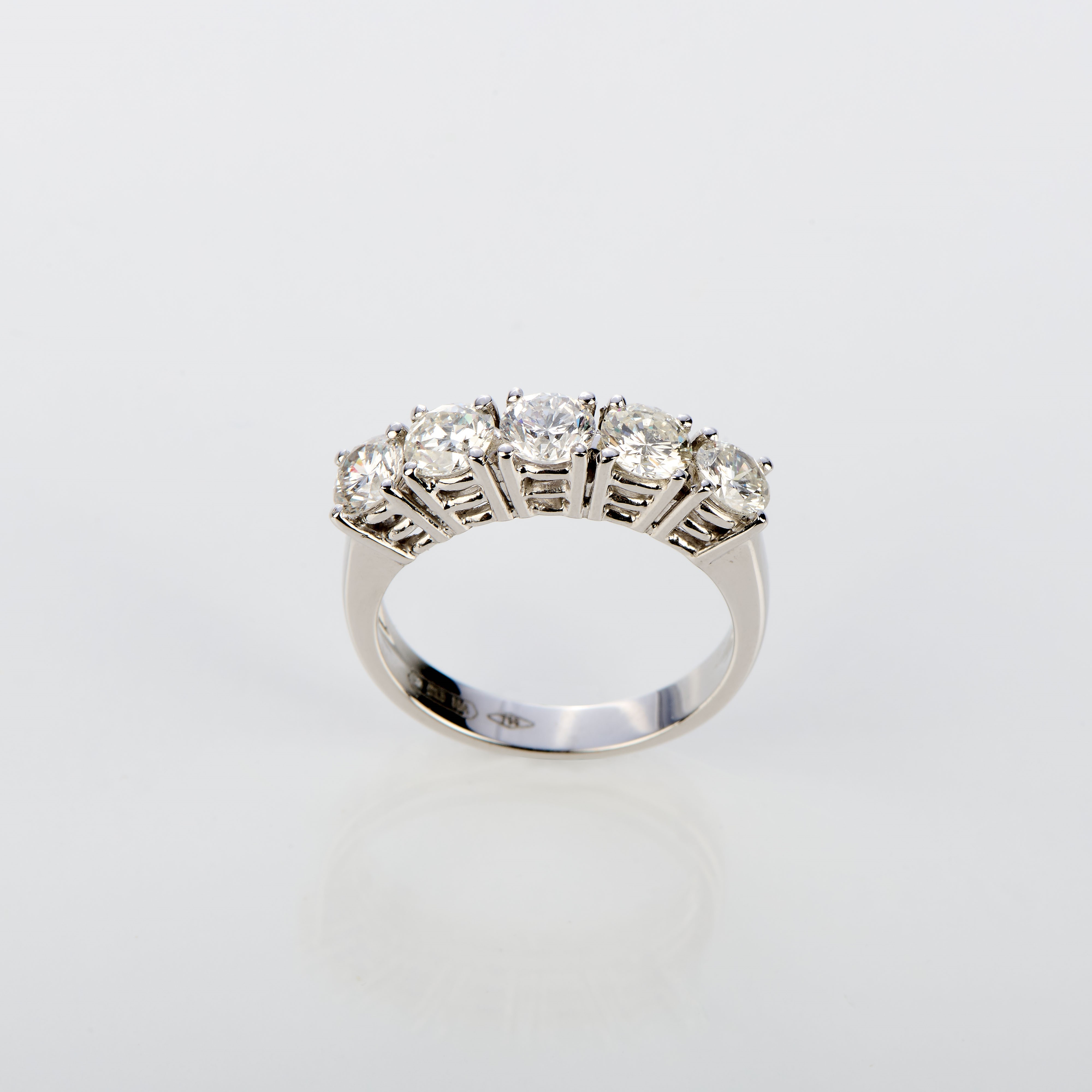 Anello in oro bianco e diamanti