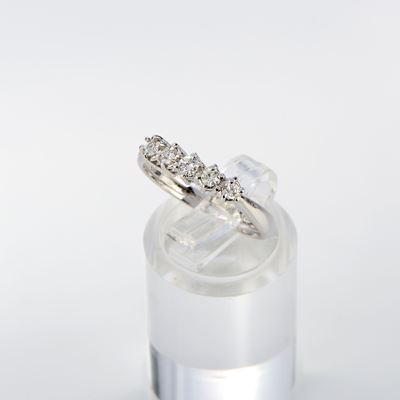 Anello in oro bianco 18 kt con diamanti taglio brillante, ct 0,40