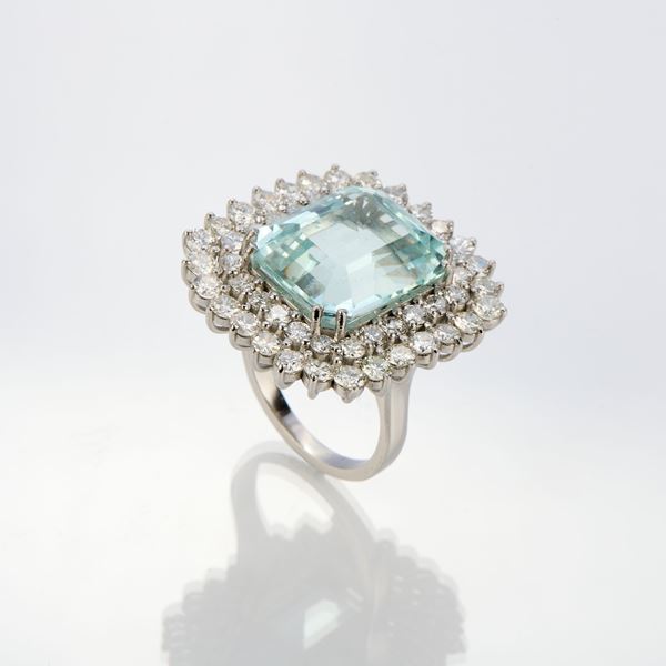 Anello in platino con diamanti e acquamarina
