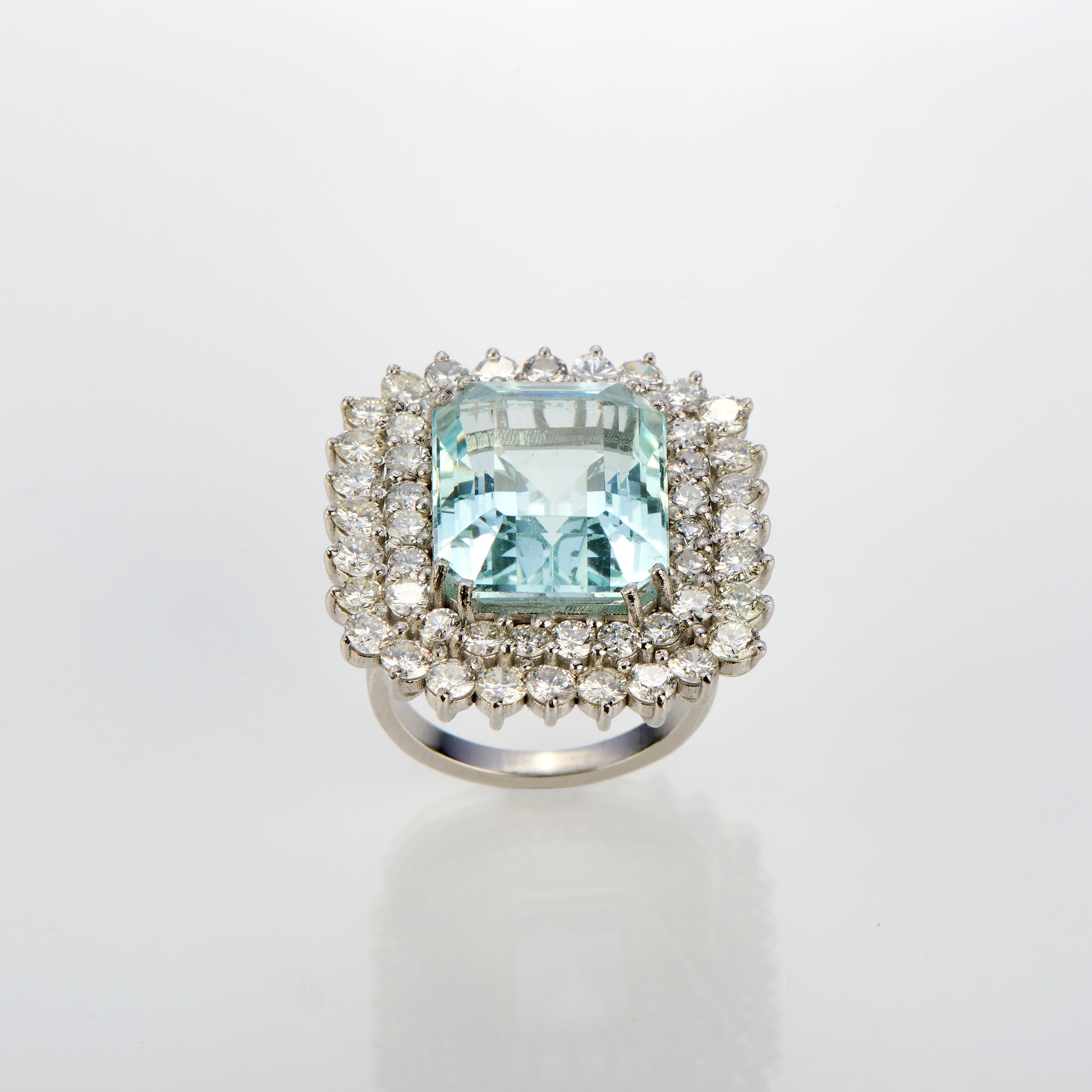 Anello in platino con diamanti e acquamarina