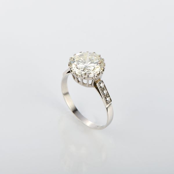 Anello solitario in platino con diamante