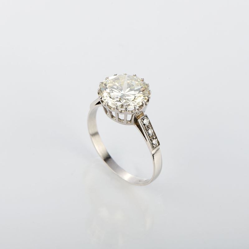Anello solitario in platino con diamante
